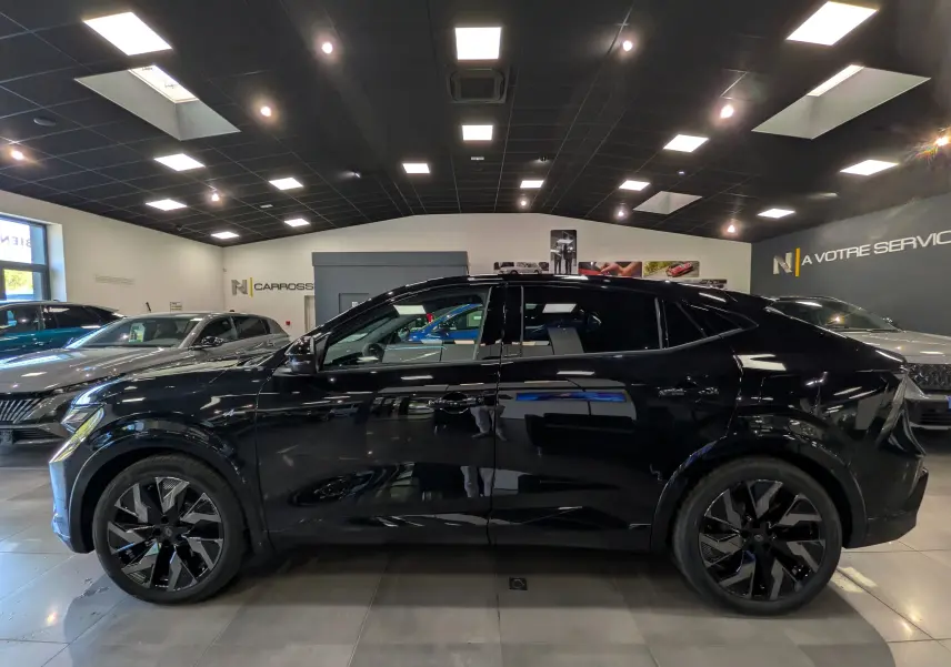 Vue latérale gauche du Renault Rafale noir étoilé 2026 en version hyper hybrid E-Tech 300 ch 4x4, avec jantes noires bicolores.