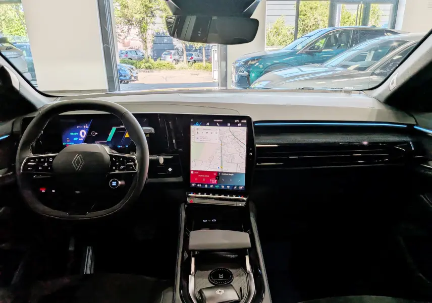 Vue intérieure frontale du tableau de bord noir étoilé du Renault Rafale 2026 avec écran tactile central et volant multifonction.