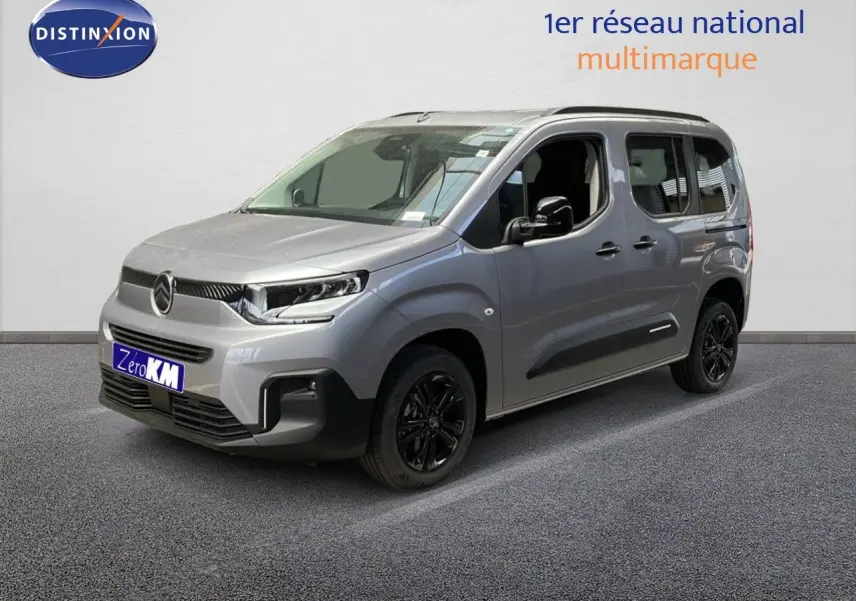Citroën Berlingo gris Artense métal vu en 3/4 avant droit, avec jantes noires et vitres teintées.