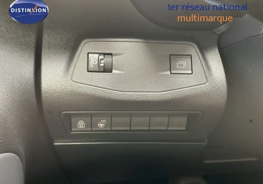 Vue rapprochée des commandes de réglage d’éclairage et des boutons de fonction sur le tableau de bord noir du Citroën Berlingo 2026.