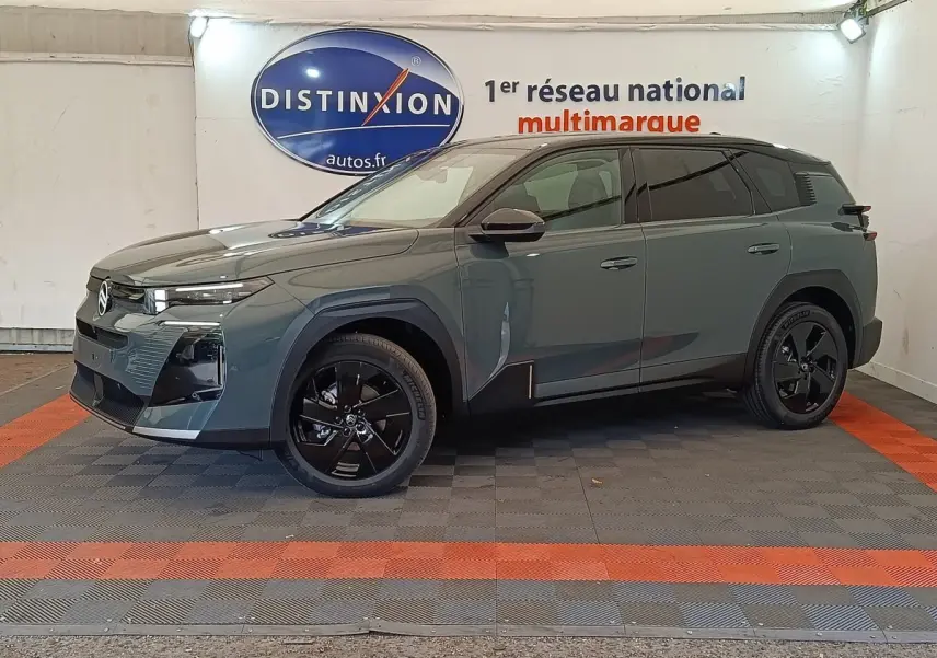 Vue de profil droit d'une Citroën C5 Hybride 145ch auto MAX verte, avec jantes noires et lignes modernes.