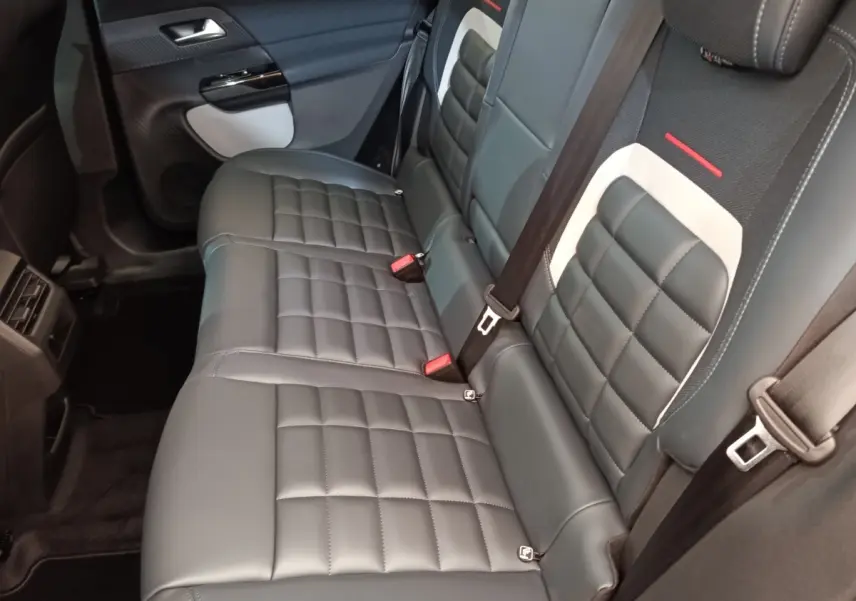 Vue intérieure du siège arrière droit en cuir noir et tissu gris clair du Citroën C5 Hybride 2026.