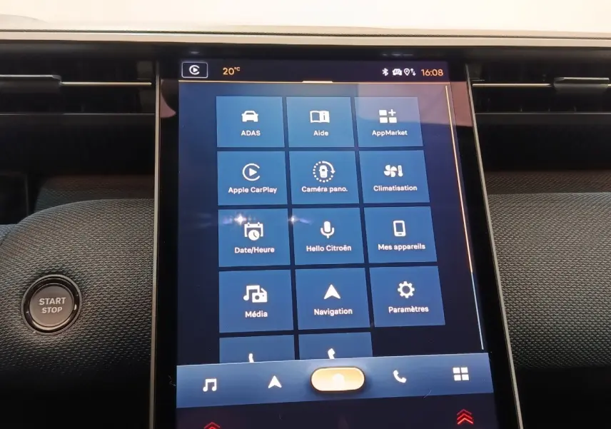 Écran tactile central allumé avec interface multimédia et bouton start/stop dans l’habitacle de la Citroën C5.