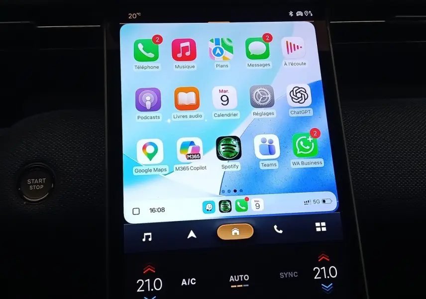 Écran tactile central affichant applications smartphone dans l’habitacle sombre d’une Citroën C5 hybride 2026.