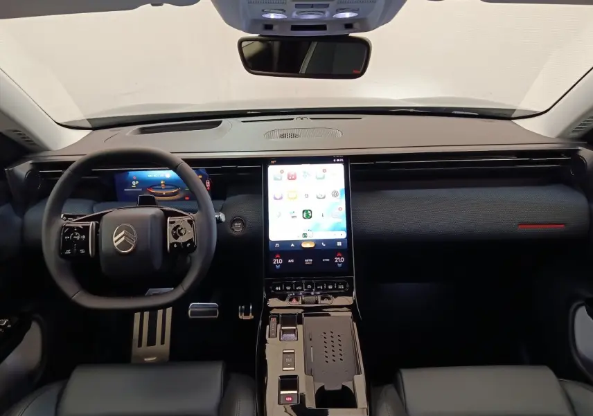 Vue intérieure avant du tableau de bord noir et écran tactile vertical du Citroën C5 Hybride 2026.