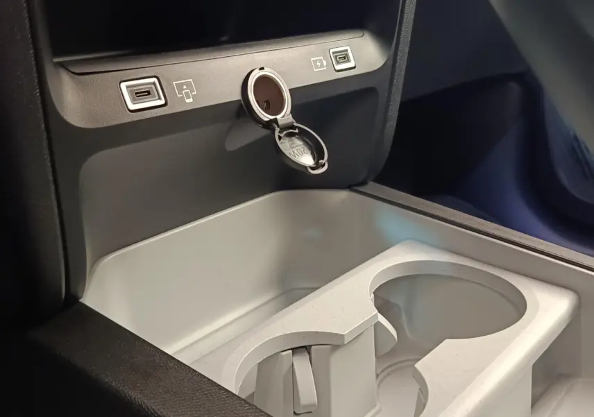 Détail de la console centrale grise avec prises USB et prise 12V ouverte dans une Citroën C5 Hybride 2026.