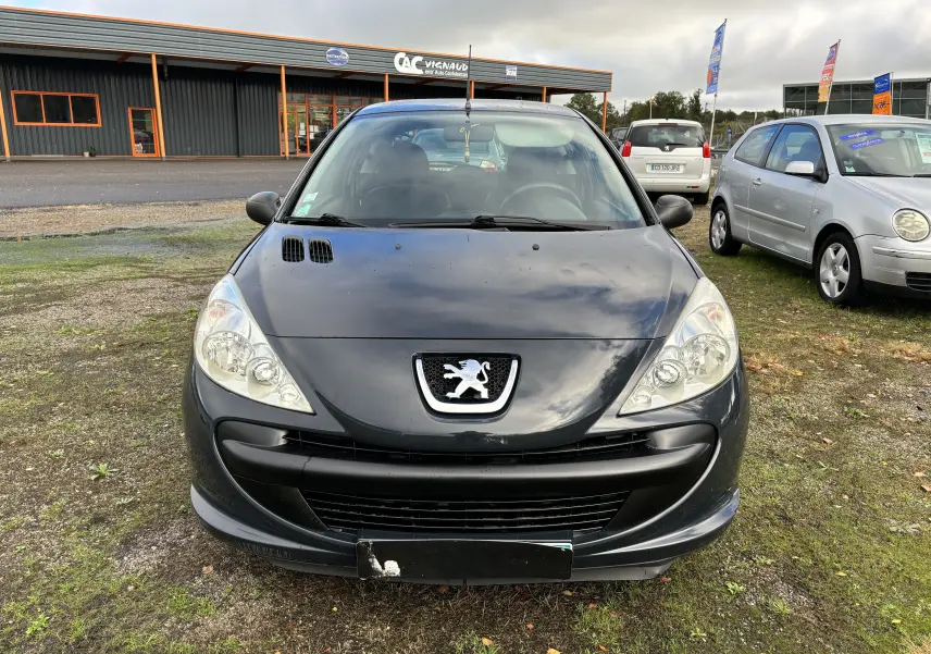 Vue avant d'une Peugeot 206+ diesel gris foncé de 2009, avec logo lion bien visible sur le capot.