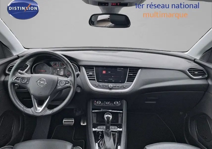 Intérieur noir de l'Opel Grandland X 2018, vue frontale sur le tableau de bord et le volant multifonction.