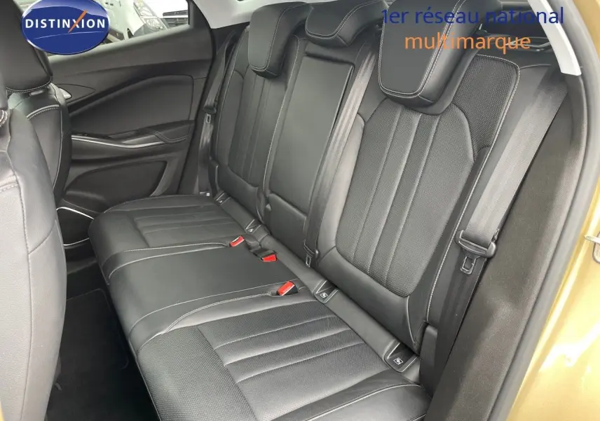 Vue intérieure des sièges arrière en cuir noir de l'Opel Grandland X golden sunstone métallisé, porte ouverte côté droit.