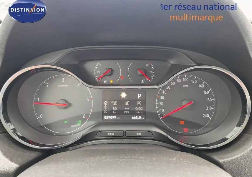 Vue rapprochée du tableau de bord de l'Opel Grandland X 2018, affichant les compteurs et l'écran digital.