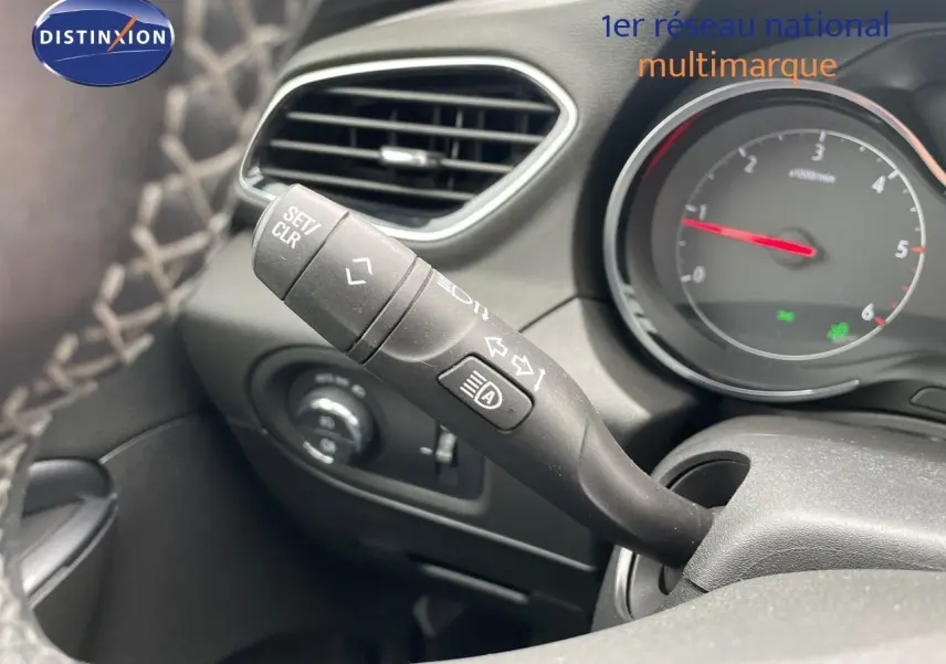 Gros plan sur la commande de clignotant à gauche du tableau de bord d'un Opel Grandland X 2018 couleur Golden Sunstone Metal.