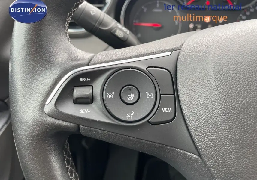 Gros plan sur les commandes au volant gauche d'un Opel Grandland X 2018, finition Ultimate, cuir noir visible.