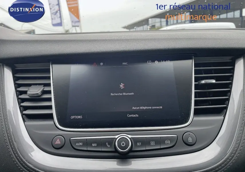 Tableau de bord de l'Opel Grandland X 2018 avec écran tactile central et commandes intégrées, finition noire.