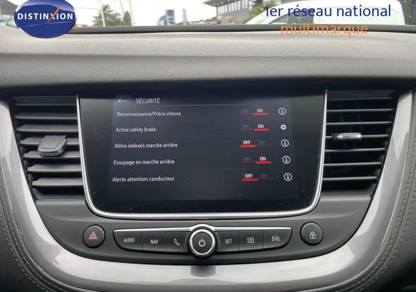 Écran tactile central affichant les options de sécurité du tableau de bord de l'Opel Grandland X Golden Sunstone.