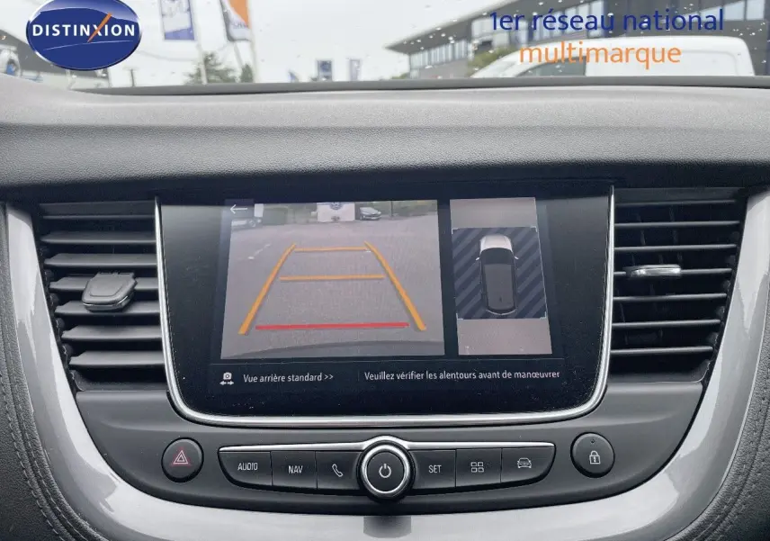 Écran central de l’Opel Grandland X 2018 montrant la caméra de recul avec lignes de guidage jaunes et rouges.