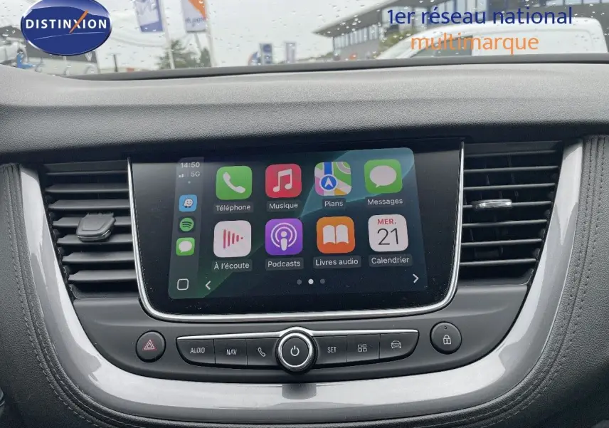 Écran tactile central avec interface Apple CarPlay dans l'habitacle d'une Opel Grandland X 2018.