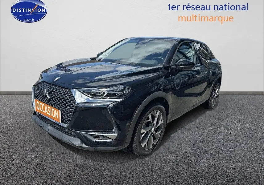 DS3 Crossback E-TENSE noir métal en 3/4 avant droit avec calandre distinctive et jantes alliage.