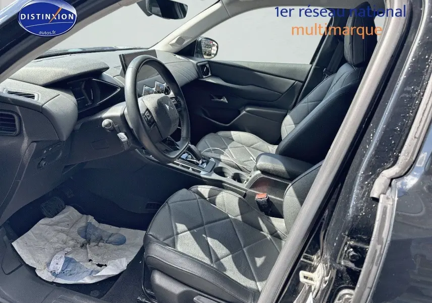 Intérieur côté conducteur du DS3 Crossback E-TENSE 2021 avec sièges cuir noir matelassé et tableau de bord moderne.