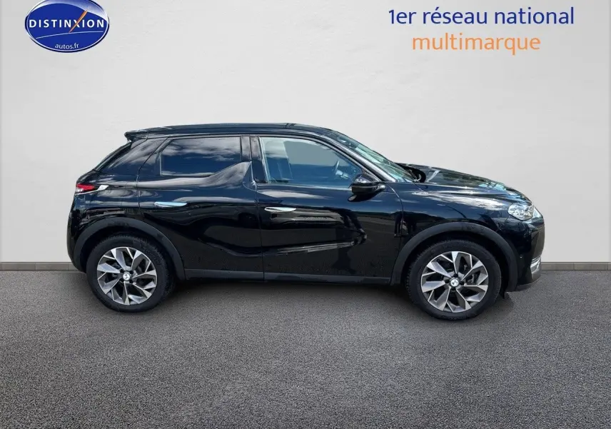 DS3 Crossback E-TENSE noir métal, vue profil côté gauche, soulignant ses jantes alliage et lignes élégantes.