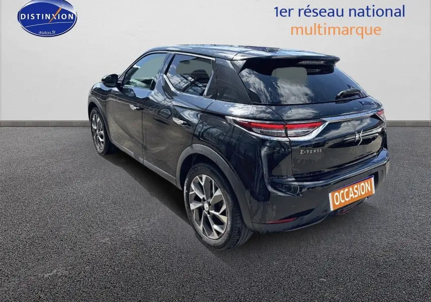 DS3 Crossback E-TENSE noir métal vu en 3/4 arrière droit, soulignant ses feux LED et jantes alliage modernes.