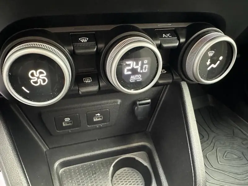 Commandes de climatisation du Dacia Duster 2024 en gros plan, avec affichage digital à 24°C et boutons noirs.