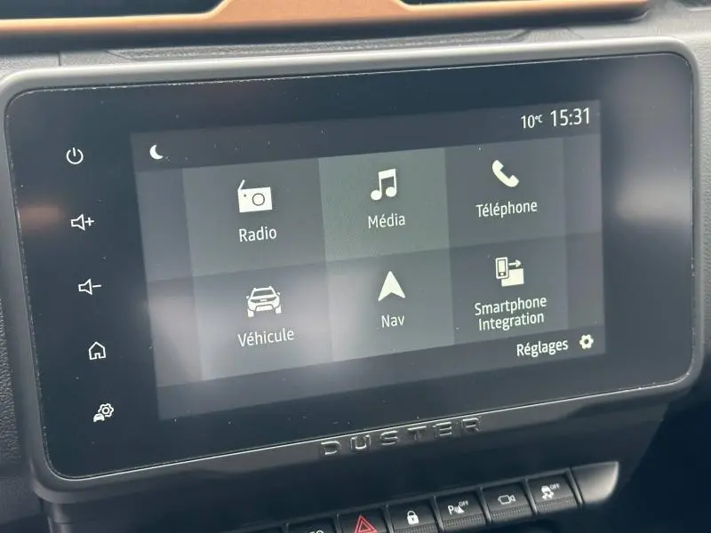 Écran tactile central du tableau de bord du Dacia Duster 2024 affichant les options radio, média, téléphone et navigation.