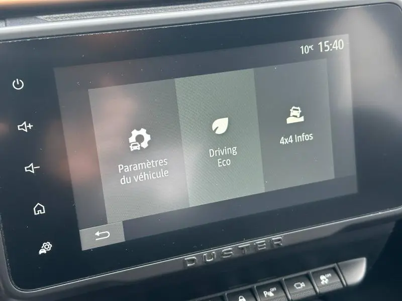 Écran tactile central du Dacia Duster 2024 affichant les paramètres véhicule, mode Driving Eco et infos 4x4.