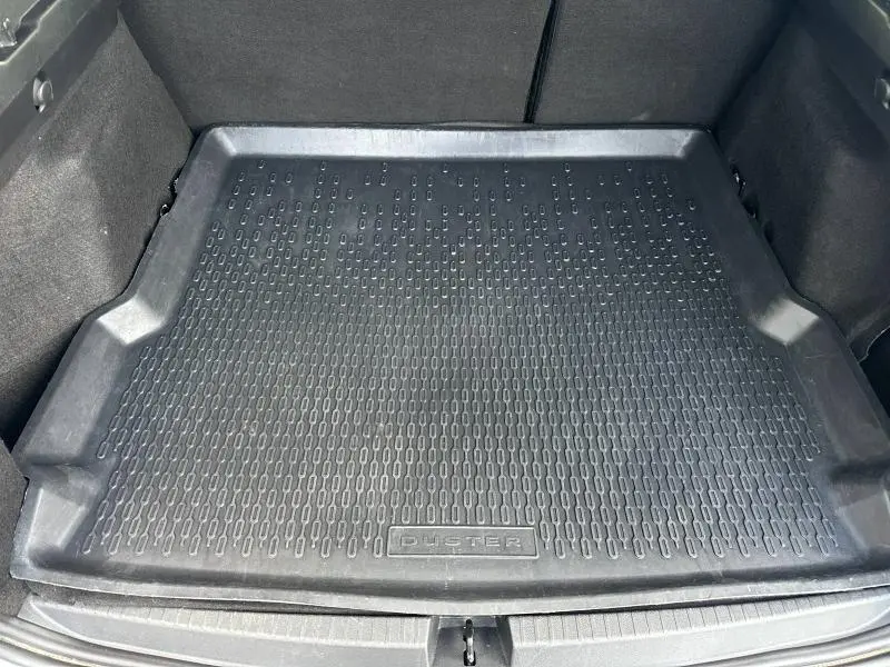 Tapis de coffre noir sur Dacia Duster 2024, vue plongeante montrant l'intérieur du coffre spacieux.