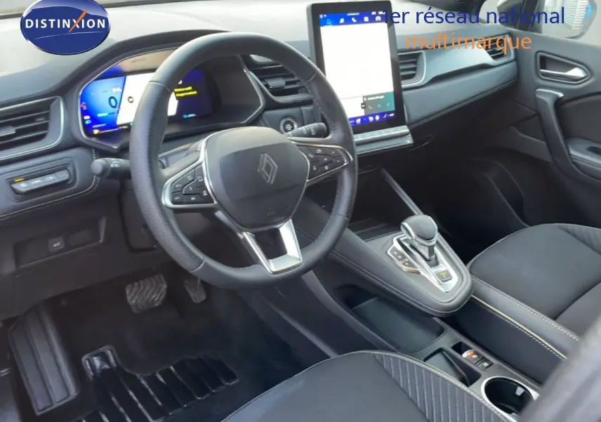 Vue intérieure côté conducteur du Renault Symbioz gris cassiopée, avec tableau de bord numérique et écran tactile vertical.