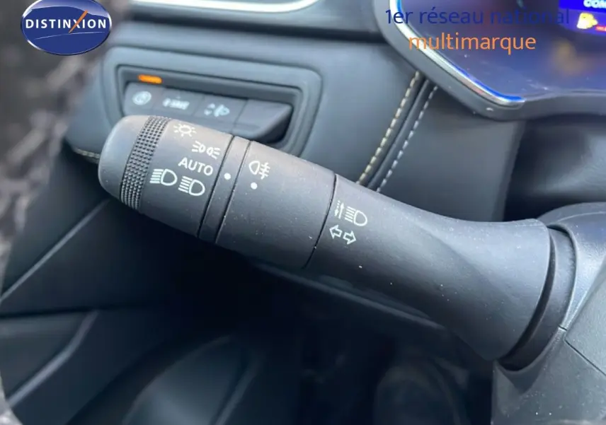 Gros plan sur la commande des feux et clignotants dans l’habitacle du Renault Symbioz gris cassiopée métal.