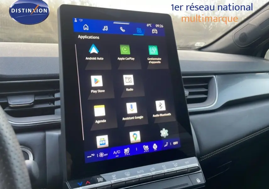 Vue intérieure du tableau de bord de la Renault Symbioz 2025, écran tactile central avec interface multimédia.