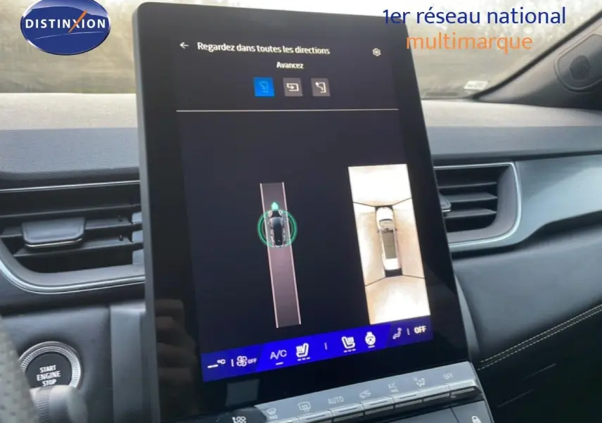 Écran tactile central de la Renault Symbioz 2025 gris cassiopée, affichant la caméra 360° et les commandes climatisation.