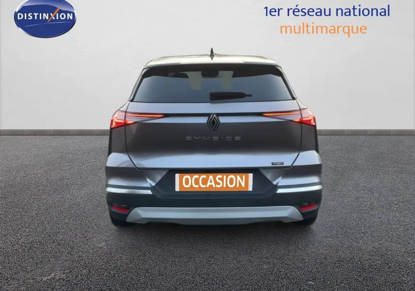 Vue arrière d'une Renault SYMBIOZ gris cassiopée métal avec feux LED fins et plaque "OCCASION" visible.