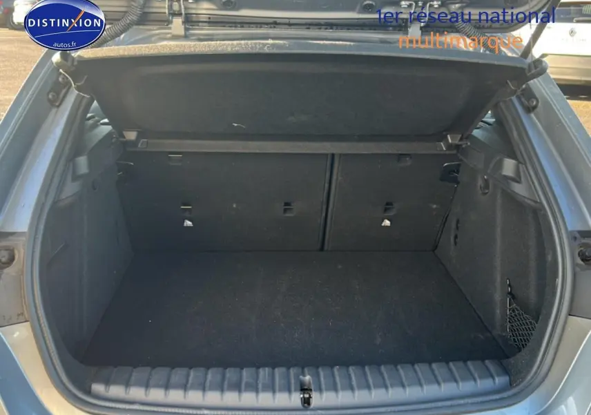 Coffre ouvert vu de l'arrière d'une BMW Série 1 118da gris skyscraper, montrant l'espace de chargement vide.