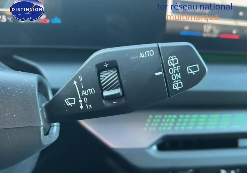 Gros plan sur la commande des essuie-glaces dans l'habitacle d'une BMW Série 1 gris Skyscraper, version M Sport Pro.