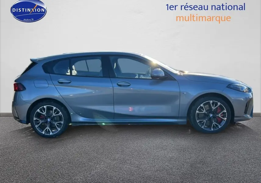 Profil droit d'une BMW Série 1 118da gris Skyscraper avec jantes 18 pouces bicolores et finitions M Sport Pro.