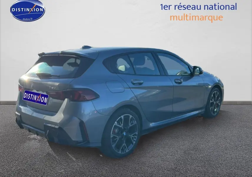 BMW Série 1 gris Skyscraper vue 3/4 arrière droit, avec jantes 18 pouces bicolores et becquet sportif.