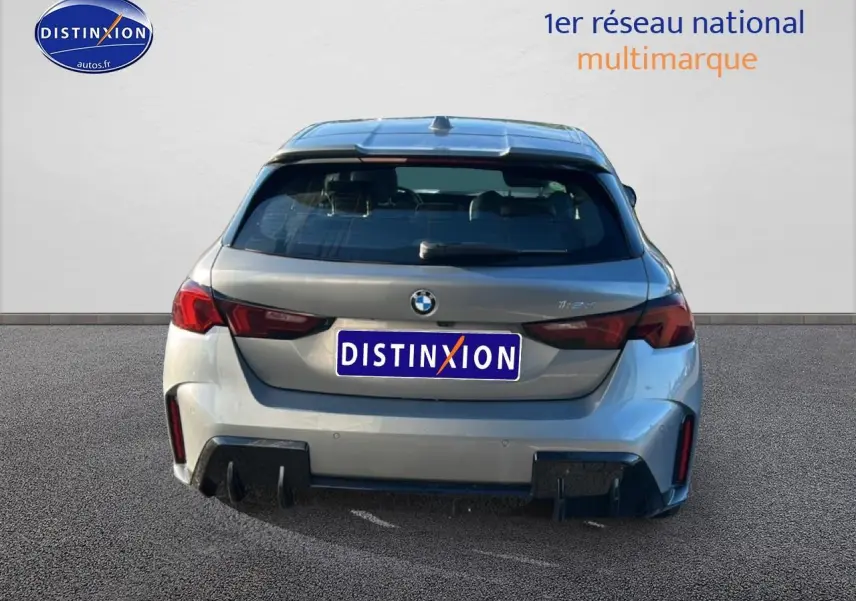 Vue arrière d'une BMW Série 1 118da gris Skyscraper avec diffuseur noir et feux LED foncés.