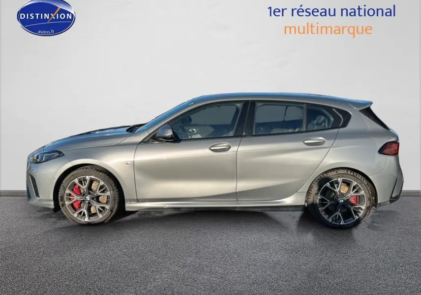 BMW Série 1 118da gris Skyscraper vue de profil côté gauche avec jantes 18 pouces bicolores et étriers rouges.