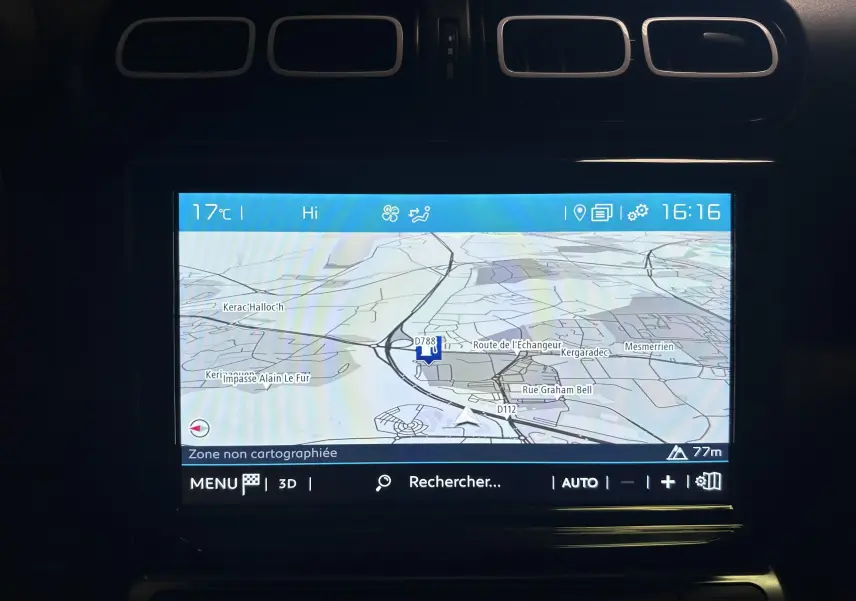 Écran tactile du GPS de la Citroën C3 Aircross 2024, affichant une carte en mode 3D avec température et heure visibles.