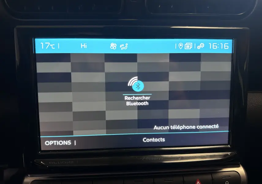 Écran tactile central de la Citroën C3 Aircross 2024 affichant la recherche Bluetooth, intérieur noir.