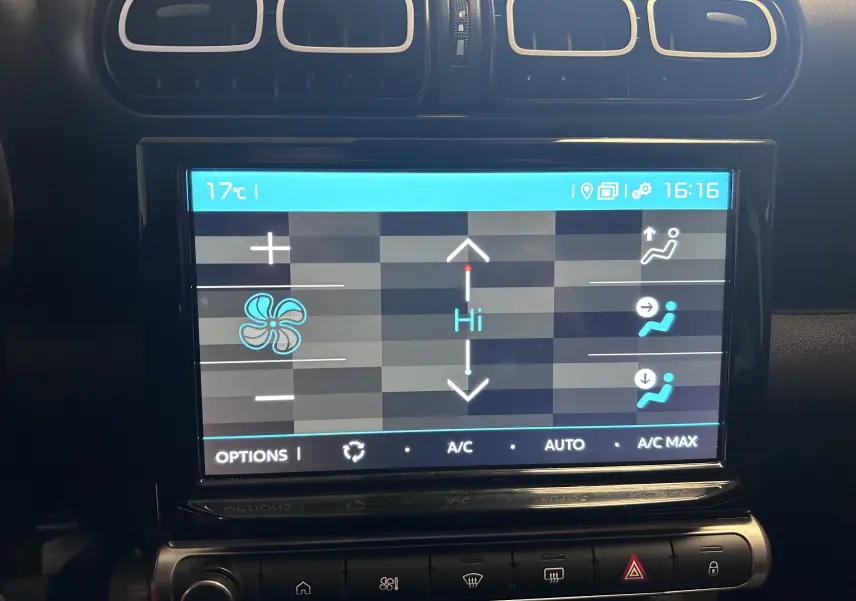 Écran tactile de la climatisation automatique du Citroën C3 Aircross 2024, vue frontale intérieure.
