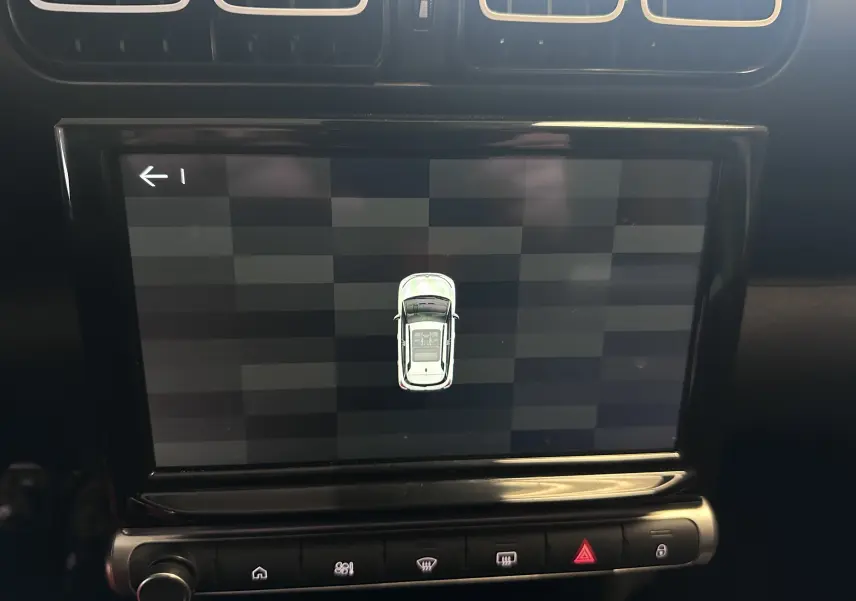 Écran central du tableau de bord de la Citroën C3 Aircross 2024 affichant une vue aérienne du véhicule en mode stationnement.