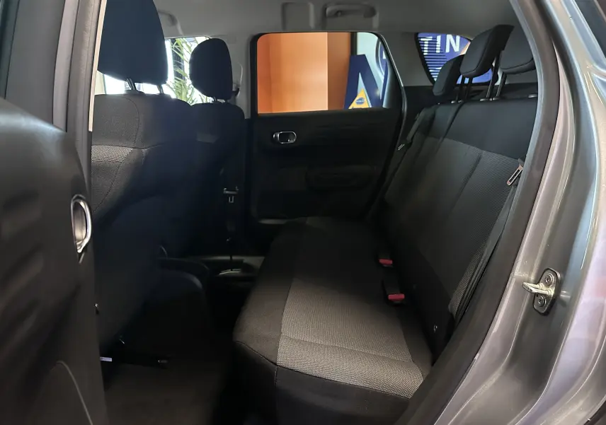 Vue intérieure côté droit sur la banquette arrière en tissu gris d'une Citroën C3 Aircross Gris Artense 2024.
