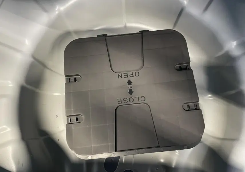 Vue plongeante sur le coffre gris Rafale d'une Renault Clio 1.5 Blue dCi 2025 avec compartiment de rangement fermé.