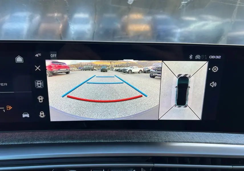 Affichage caméra de recul et vue 360° du Peugeot 3008 Hybrid 145 GT, écran intérieur avec repères de stationnement.