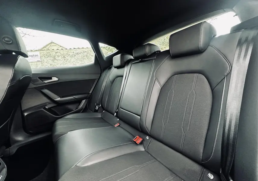 Vue intérieure côté droit des sièges arrière noirs bimatière du CUPRA Formentor 2.0 TDI 2025 avec accoudoir central.