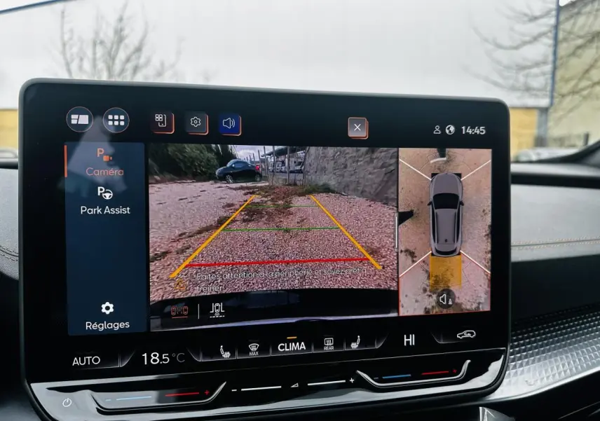 Écran tactile intérieur montrant la caméra de recul et l'assistance au stationnement du CUPRA Formentor gris.