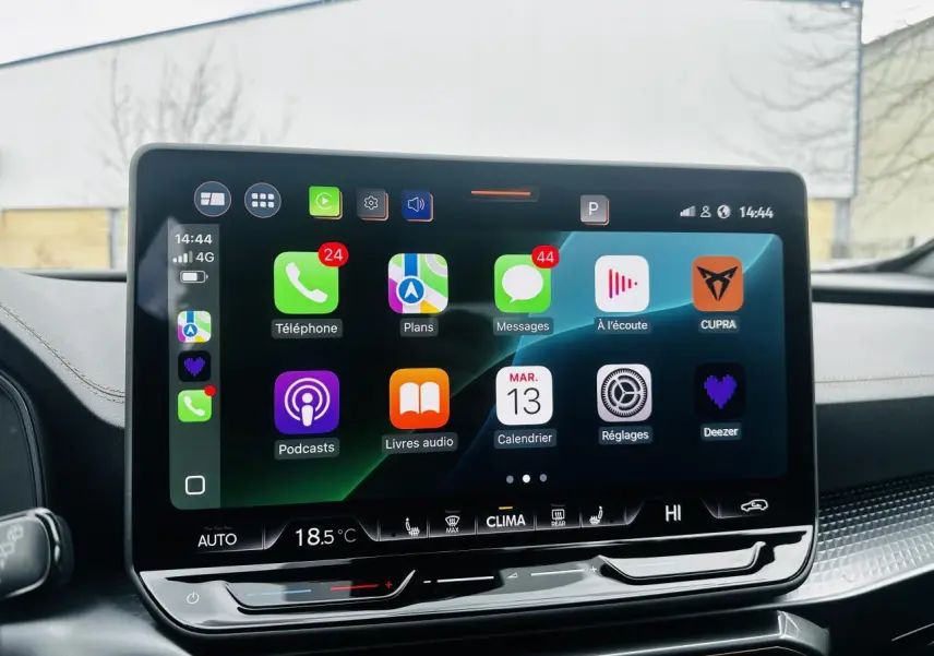 Écran tactile HD 12,9" du tableau de bord de la CUPRA Formentor 2.0 TDI gris, affichant Apple CarPlay.