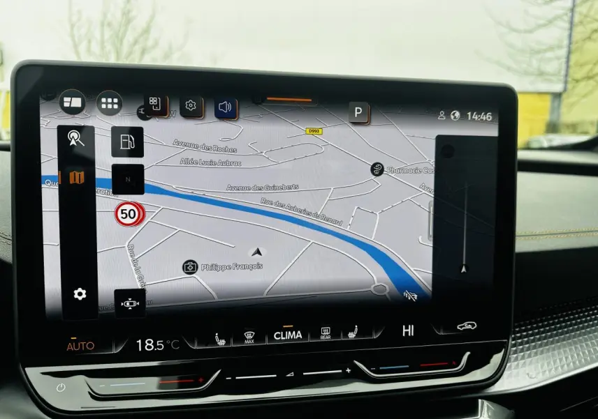 Vue rapprochée de l’écran tactile central du CUPRA Formentor 2025 gris, affichant la navigation GPS et la climatisation.